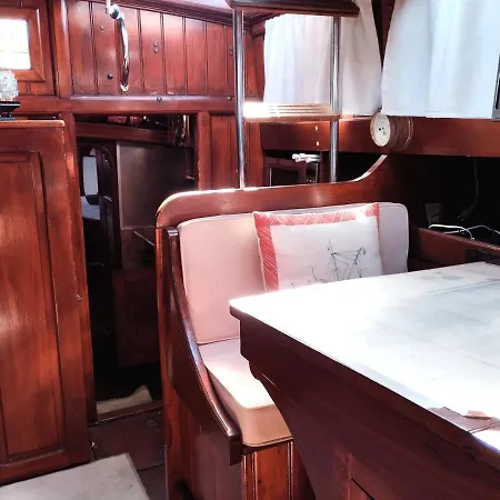 1983 Botel